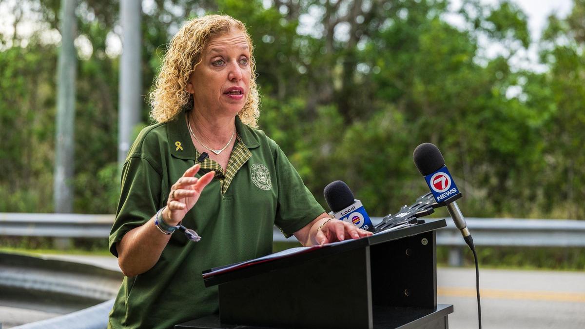 La legisladora Debbie Wasserman Schultz, demócrata de Broward, habla con los medios después de visitar el Centro de Procesamiento de Servicios Krome North en el suroeste del condado de Miami-Dade el jueves 29 de mayo de 2025.