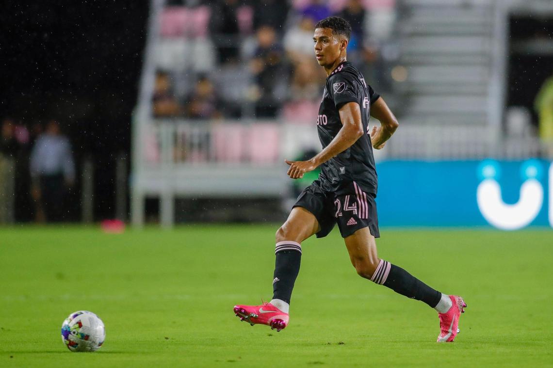 Inter Miami defender Ian Fray (24) passes the ball during the first half of an international friendly match against Club Universitario de Deportes at DRV PNK Stadium in Fort Lauderdale, Florida on Wednesday, January 26, 2022.