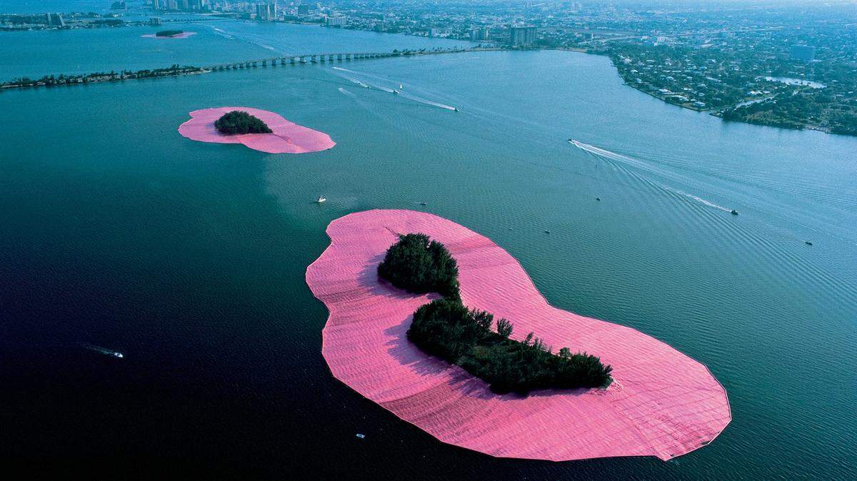 La instalación de Christo y Jeanne-Claude en la Bahía de Biscayne, en una imagen del la colección del Museo de Arte NSU en Fort Lauderdale fue entregada por la Fundación Christo y Jeanne-Claude.
