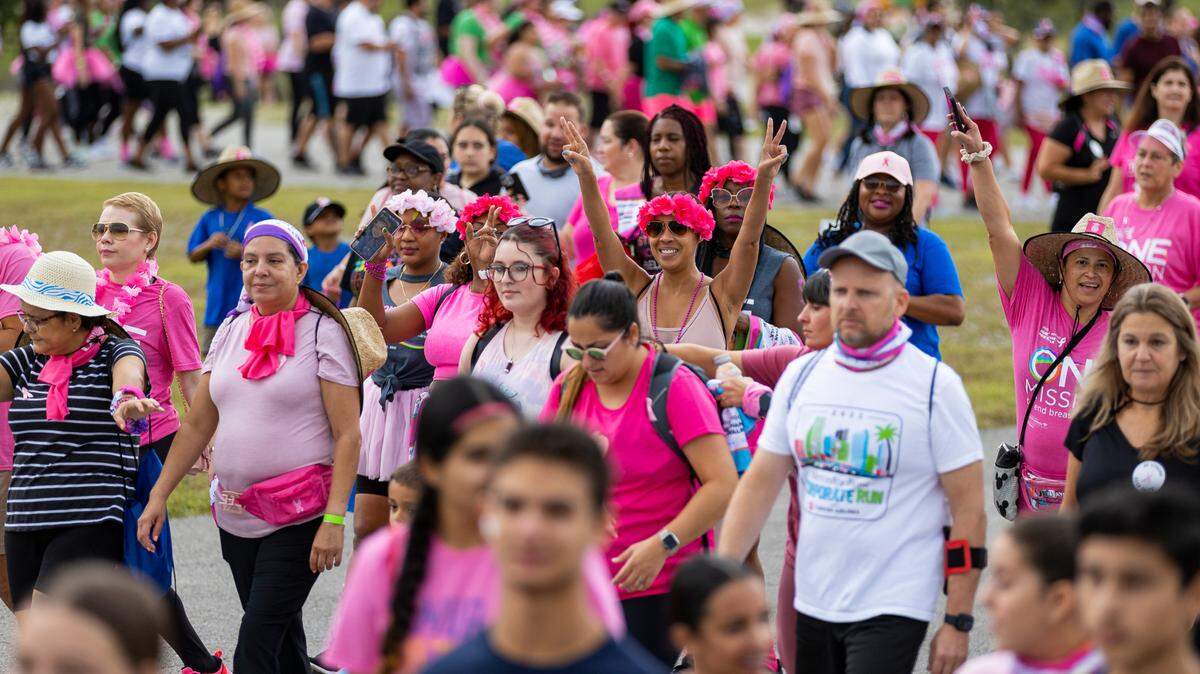 Los participantes asistieron a la caminata en el parque Amelia Earhart el sábado 8 de octubre de 2022, en Hialeah, la Florida. El evento tiene como objetivo concienciar y recaudar dinero para la investigación del cáncer de seno.