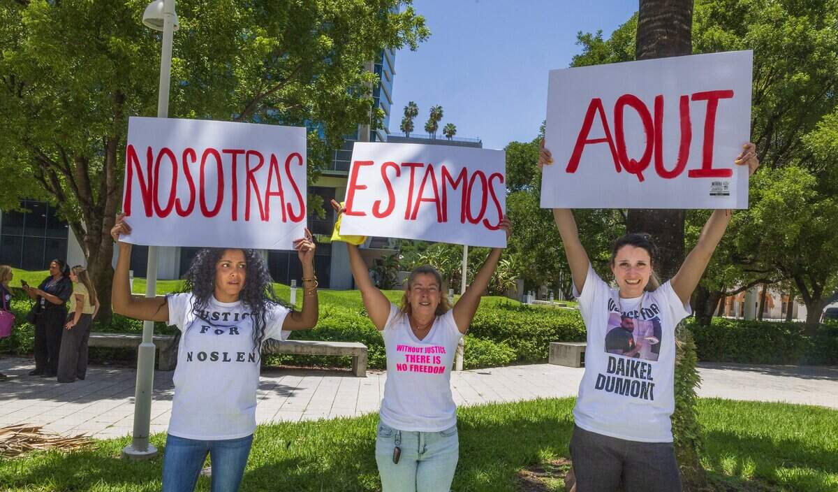 de izquierda a derecha: Anisley Cortez, Judith Castellanos y Annett Dumont, las esposas de los migrantes cubanos Noslen Cendra Gonzalez, Marlon Cervelo Trujillo y Daikel Dumont respectivamente, asistieron a una conferencia de prensa frente al Federal Detention Center (FDC) en el centro de Miami donde están detenidos, para pedir su liberación, el miércoles 15 de julio de 2026.