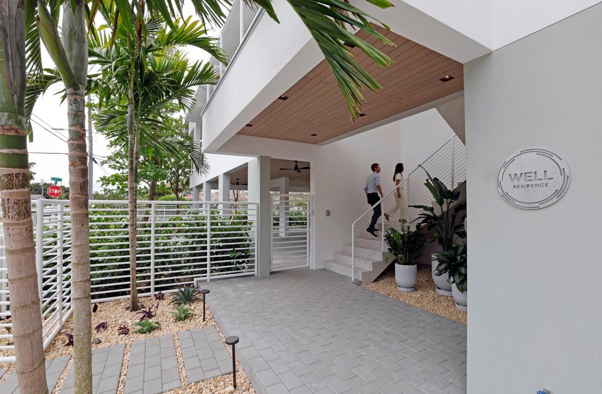 CM1 de Caplow Manzano saldrá a la venta en abril por $2.6 millones. Arriba: La entrada principal de esta casa de nueva construcción en el barrio de Silver Bluff, en Miami, el jueves 4 de abril de 2024. La casa obtuvo uno de los más altos honores en diseño arquitectónico. Es la primera del mundo en obtener la certificación del Well Building Institute.