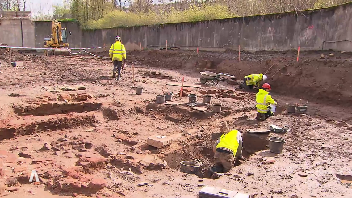 Archaeologists in Trier found a stone statue connected to Mithras, a mysterious Roman god, and located an ancient cult space, photos show.