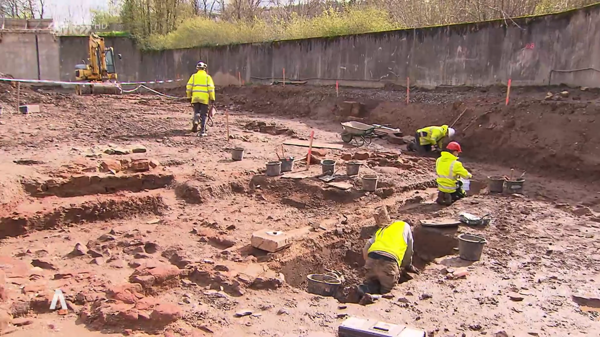 Archaeologists in Trier found a stone statue connected to Mithras, a mysterious Roman god, and located an ancient cult space, photos show.