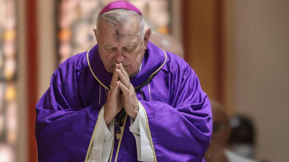 El Arzobispo Thomas Wenski inclina su cabeza en oración, mientras celebra la misa del Miércoles de Ceniza en la Iglesia del Gesu para la comunidad católica de Miami como parte del inicio de la temporada de Cuaresma, el miércoles 3 de marzo de 2022 en Miami, la Florida.