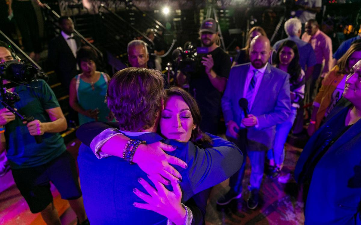 Nikki Fried abraza a su partidario Marcel Santos tras perder las primarias demócratas para la gubernatura de la Florida contra Charlie Crist en Revolution Live, el martes 23 de agosto de 2022, en Fort Lauderdale, Florida.