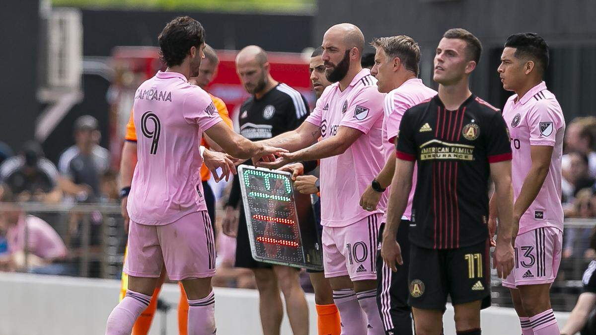 El delantero del Inter Miami Leonardo Campana (9) es sustituido por el delantero del Inter Miami CF Gonzalo Higuaín (10) en la segunda mitad del partido contra Atlanta United FC en el DRV PNK Stadium, el 24 de abril de 2022 , en Fort Lauderdale, Florida.