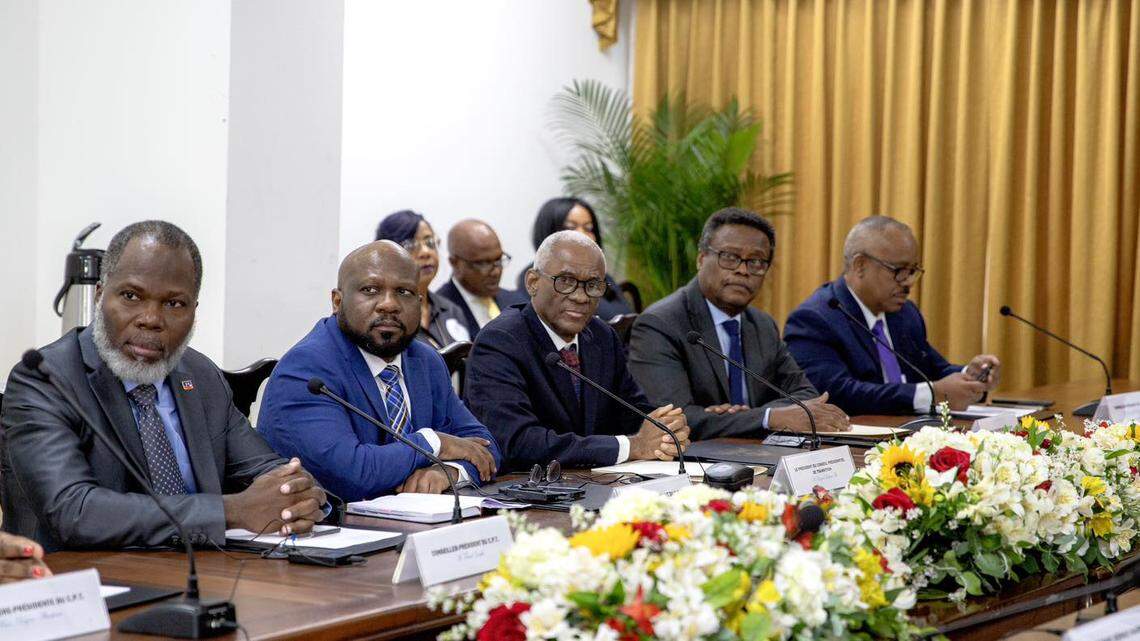 El Consejo de Transición Presidencial de Haití se oficializó por un acuerdo político del 13 de abril de 2024 y ha tenido comienzos difíciles. En esta foro, de izquierda a derecha: el pstor Pastor Frinel Joseph, uno de observadores sin derecho a voto; Smith Augustin, ex embajador; Edgard Leblanc Fils, el actual presidente del Consejo; Fritz Alphonse Jean, ex director del Banco Central de Haití y primer ministro durante un breve tiempo; y Louis Gérald Gilles, médico y ex senador. Augustin y Gilles están entre los tres miembros acusados de un escándalo de corrupción bancaria, que han negado con fuerza.