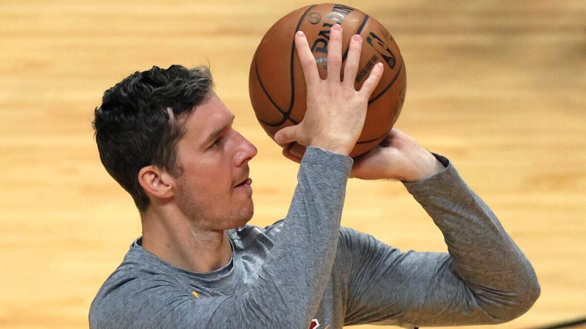 Goran Dragic practica antes del inicio del partido del Heat contra el Magic en el FTX Arena, el 11 de marzo de 2021.