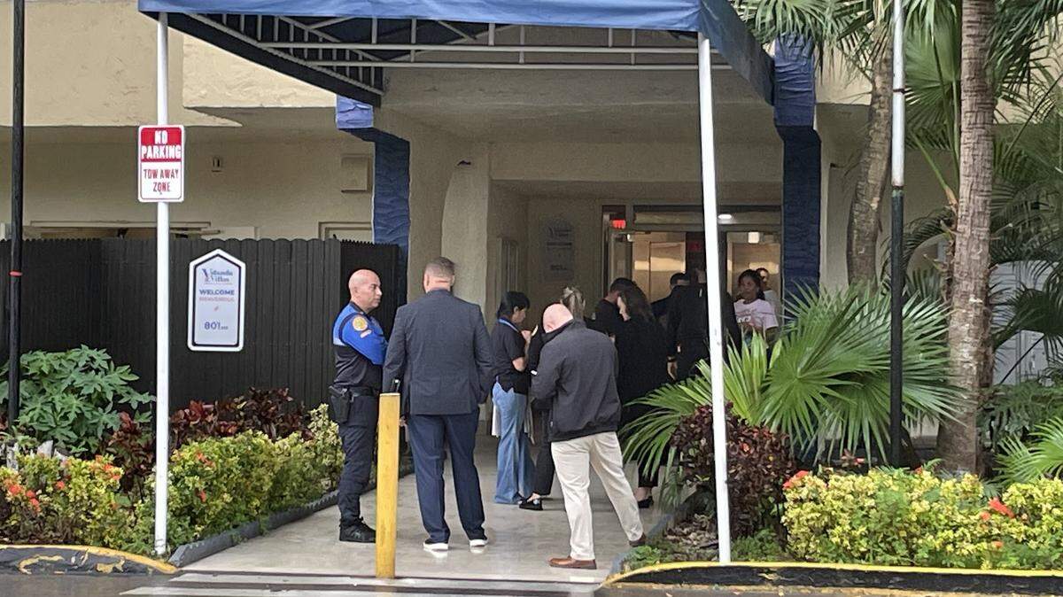 La Policía de Miami y otras personas se reúnen en Yolanda Villas Condo, en 801 NW 47 Ave., donde detectives dicen que un hombre disparó y mató a su ex y a la hija de esta el miércoles 13 de diciembre de 2023.