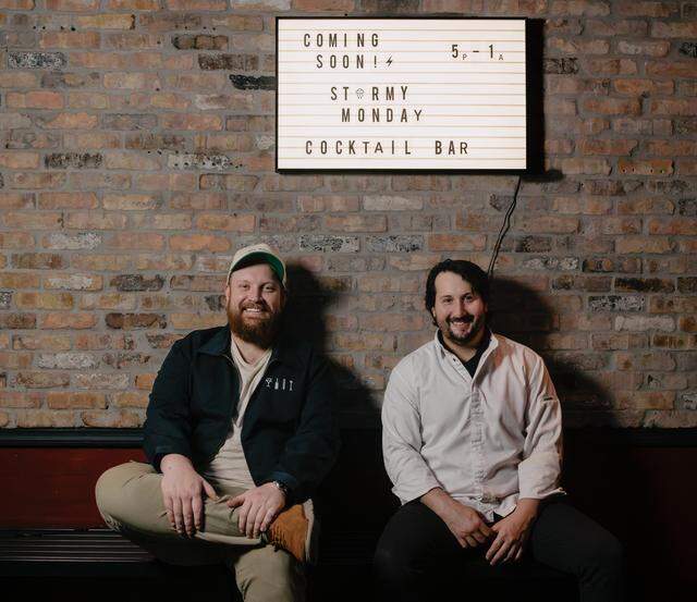El mixólogo James MacInnes y el chef Seth Blumenthal, fundadores de Stormy Monday en Miami Beach.