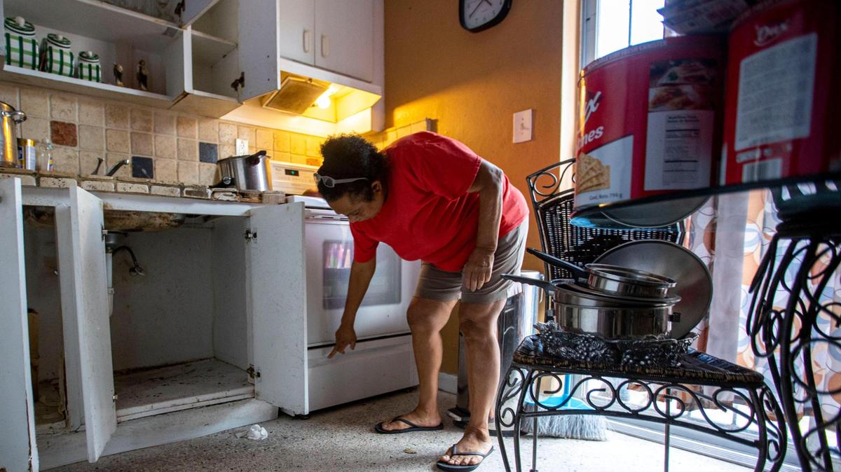 Nora Trujillo, de 62 años, reacciona ante los daños causados por el agua en el interior de su cocina por las inundaciones ocurridas una semana antes, en el vecindario de La Pequeña Habana de Miami, Florida, el viernes 10 de junio de 2022.