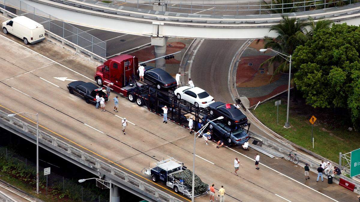 Film crews work on a prop truck used in the movie “Bad Boys 2” on the entrance ramp to MacArthur Causeway eastbound toward Miami Beach in 2002. The MacArthur Causeway will be shut down from 2 to 4 p.m. April 14, 2019, for the filming of “Bad Boys 3.”