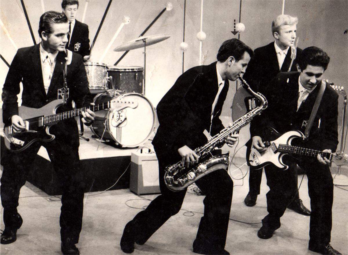 Luis Alva tocando el saxofón con Los Astoria Twisters en los años 60.