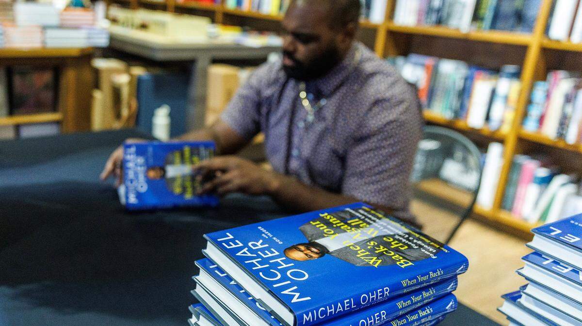El autor Michael Oher firma autógrafos en su libro titulado 'When Your Back's Against the Wall: Fame, Football, and Lessons Learned through a Lifetime of Adversity' en Books & Books, en Coral Gables, el miércoles 23 de agosto de 2023.