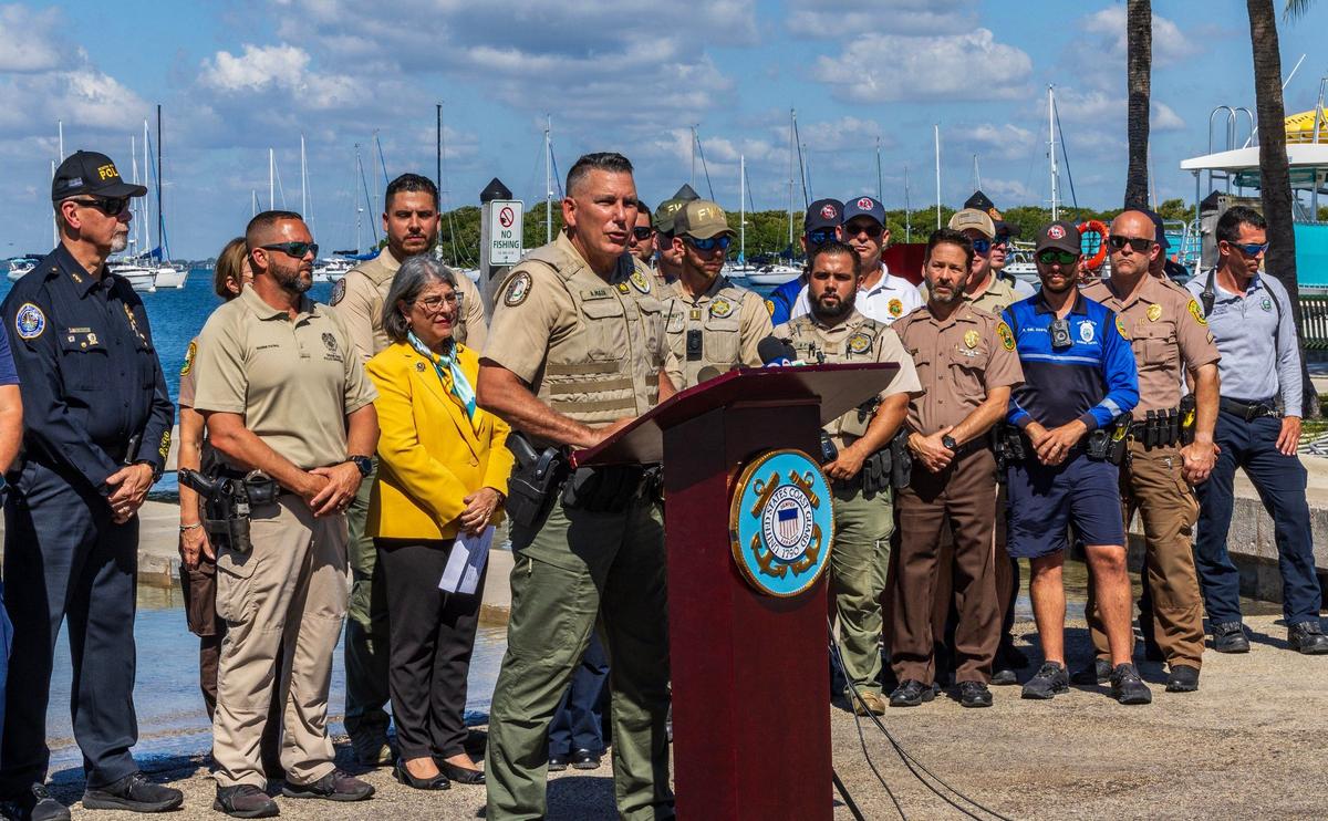 El mayor Alberto Maza, de la Comisión de Conservación de la Pesca y la Fauna de la Florida (FWC), habla durante una conferencia de prensa celebrada el jueves 23 de mayo de 2024, en Key Biscayne para promover la navegación segura para la Semana Nacional de Navegación Segura y durante el fin de semana del Memorial Day.