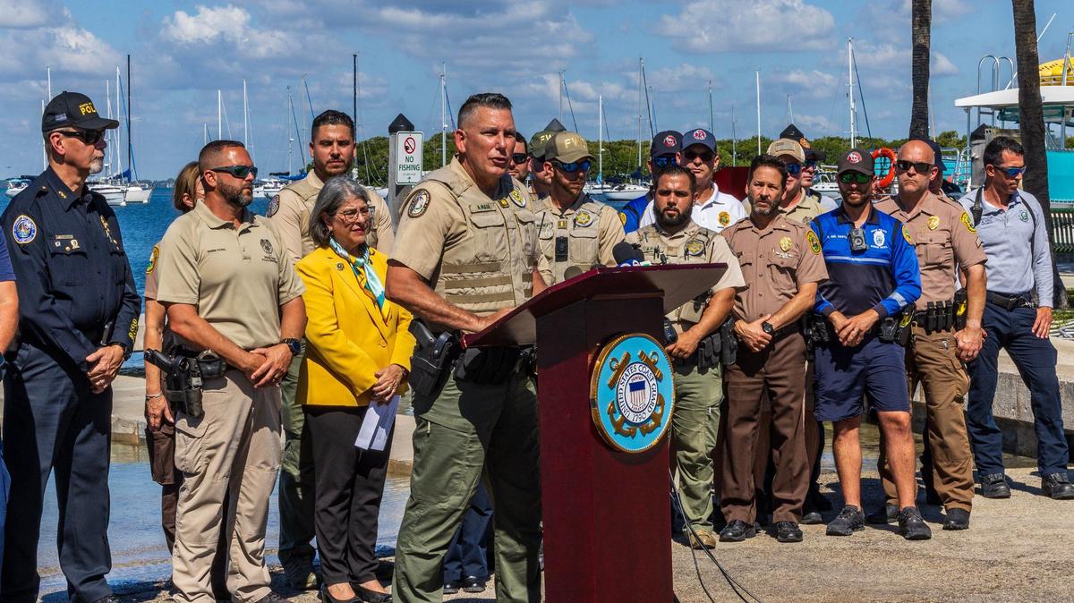 El mayor Alberto Maza, de la FWC, habla durante una conferencia de prensa el 23 de mayo de 2024 en Key Biscayne, para promover la navegación segura para la Semana Nacional de la Navegación Segura y durante el fin de semana del Memorial Day.