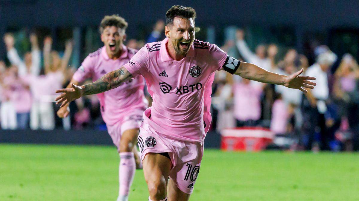 El delantero del Inter de Miami, Lionel Messi, celebra después de marcar un gol de tiro libre contra Cruz Azul en un partido de la fase de grupos de la Leagues Cup en el DRV PNK Stadium, el 21 de julio de 2023 en Fort Lauderdale, Florida.