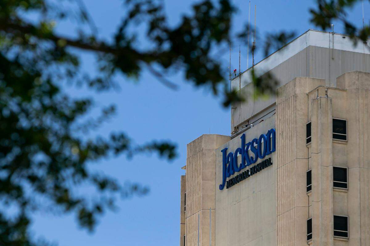 Jackson Health System, el sistema de hospitales públicos de Miami-Dade, perderá alrededor de $72 millones en 2022 después de que los legisladores de Florida recortaran un fondo para ayudar a los hospitales con un gran número de pacientes de Medicaid.