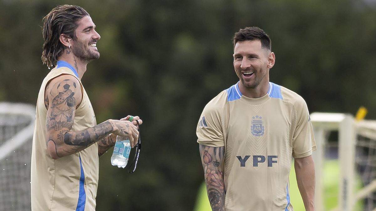 Argentina’s midfielder Rodrigo De Paul, left, and Lionel Messi talk as they arrive to team practice at the Florida Blue Training Center on Wednesday, June 5, 2024, in Fort Lauderdale, Fla. Argentina’s national soccer team will be playing two friendly soccer matches against Ecuador and Guatemala before the start of the 2024 Copa América.