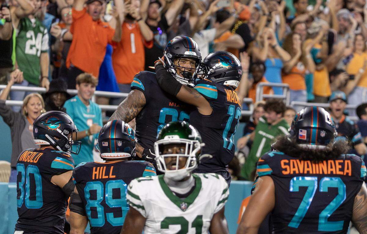 Miami Dolphins tight end Darren Waller (83) celebrates with teammates after catching a touchdown during the first half of an NFL football game against New York Jets Monday, Sept. 29, 2025, in Miami Gardens, Fla.