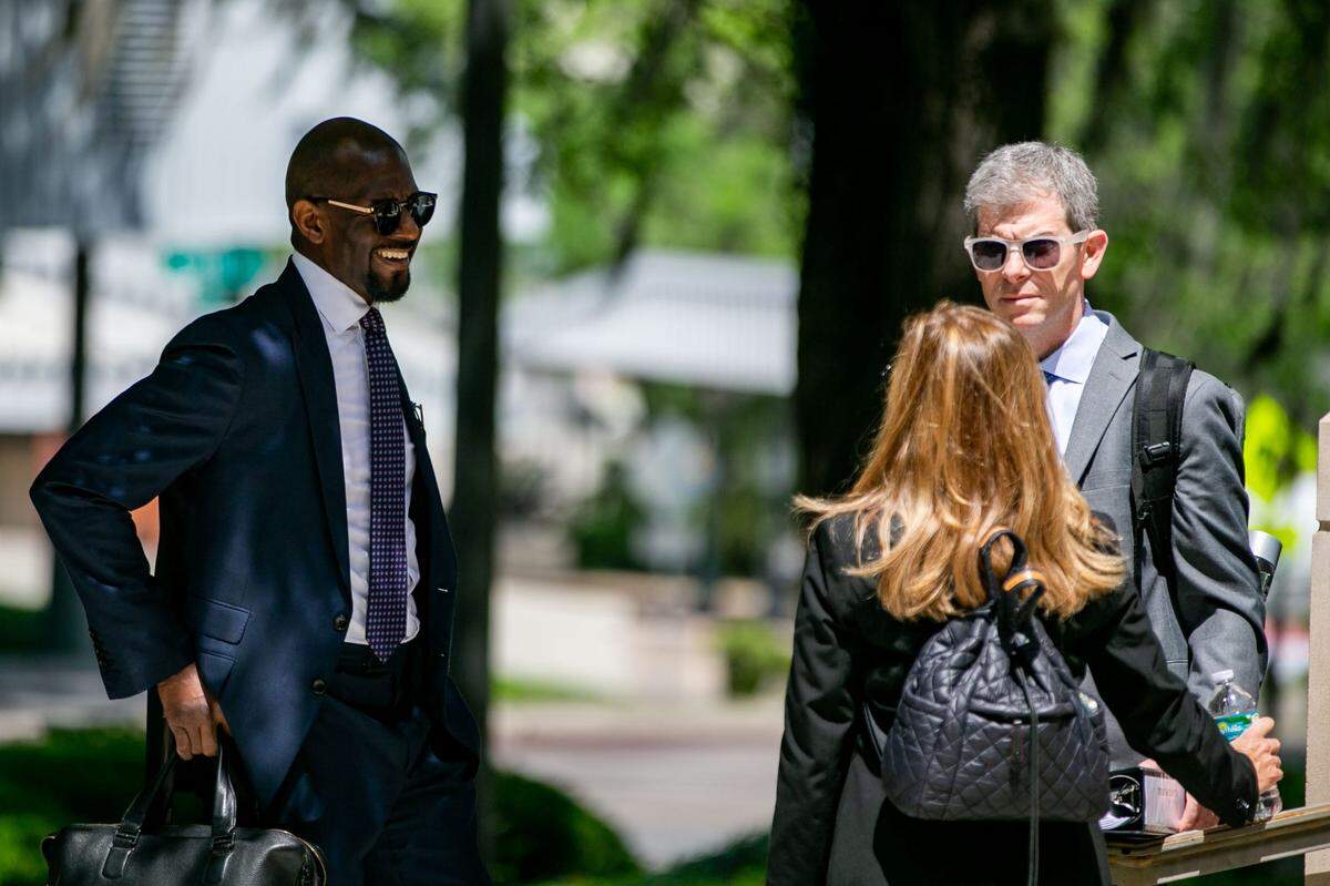 El ex alcalde de Tallahassee y candidato demócrata a gobernador de la Florida en 2018, Andrew Gillum, izquierda, habla con su abogado defensor David Markus afuera del Tribunal Federal antes de una audiencia previa al juicio, el lunes 10 de abril de 2023.