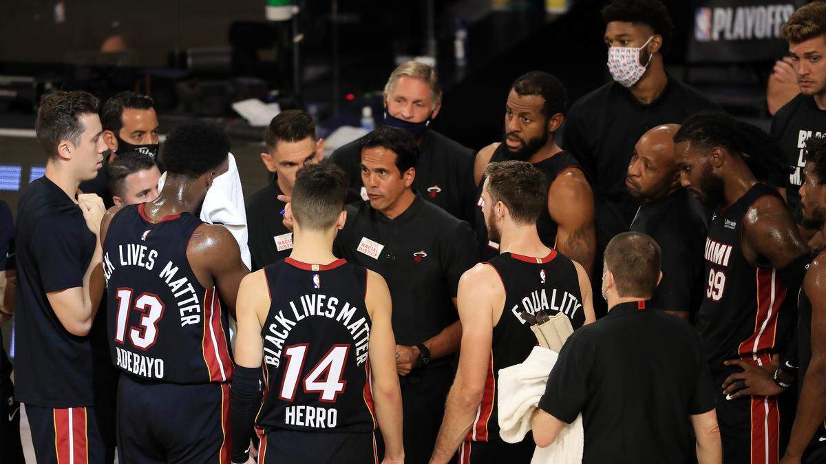 El entrenador del Heat Erik Spoelstra imparte instrucciones en el Juego 5 ante los Bucks en el The Field House del complejo ESPN Wide World Of Sports, en Lake Buena Vista, el 8 de septiembre de 2020.