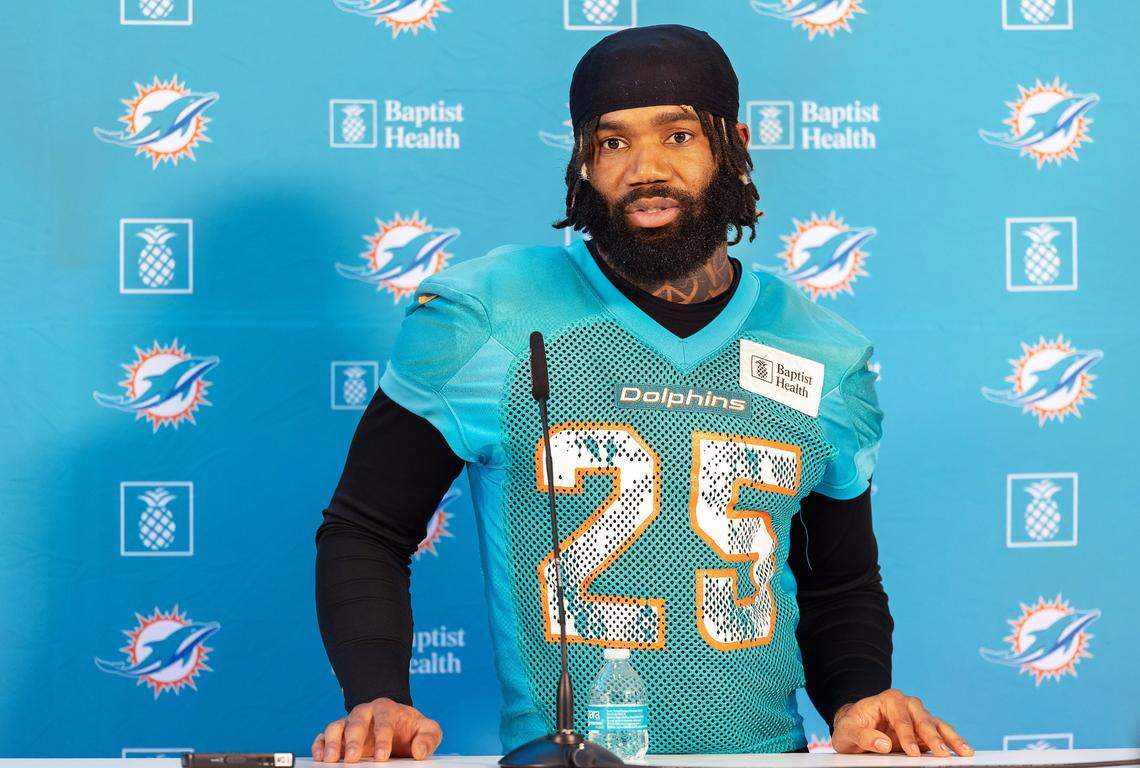 01 November 2023, Hesse, Frankfurt/Main: American Football: NFL, Before the season game Kansas City Chiefs vs. Miami Dolphins, Dolphins media roundtable. Cornerback Xavien Howard speaks at the press conference. Photo: Jürgen Kessler/dpa/Sipa USA