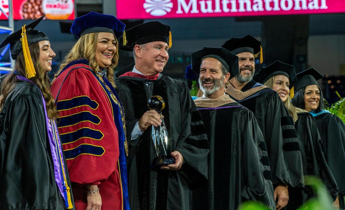 El Fundador y presidente ejecutivo de Citadel, Ken Griffin, recibió el Premio de Reconocimiento de MDC como orador por parte de la presidenta de MDC Madeline Pumariega durante la Ceremonia de Graduación en loanDepot Park, el sábado 22 de abril de 2023.