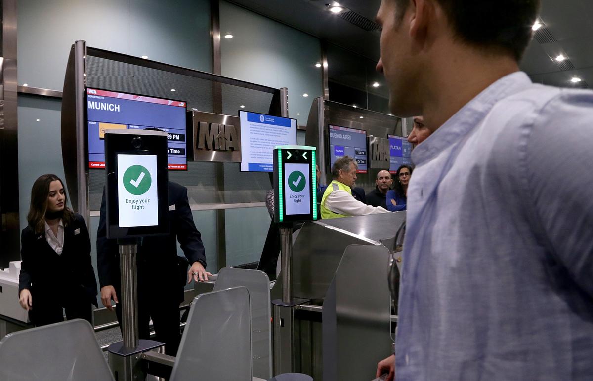 Los pasajeros del vuelo 461 de Lufthansa con destino a Munich abordan con un sencillo clic de una cámara en vez de un pase de embarque. El Aeropuerto Internacional de Miami se une a otros 13 aeropuertos en el país que han comenzado a usar tecnología biométrica en los vuelos internacionales.