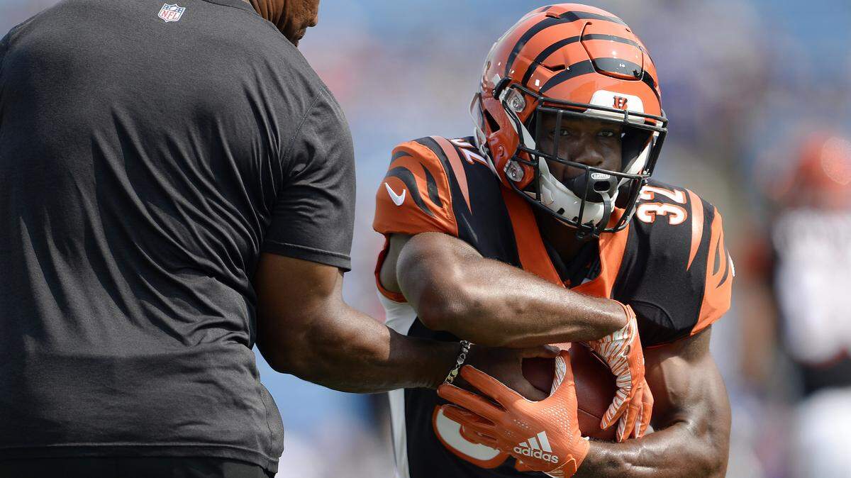 Cincinnati Bengals rookie running back Mark Walton warms up before a preseason game against the Buffalo Bills on Aug. 26.