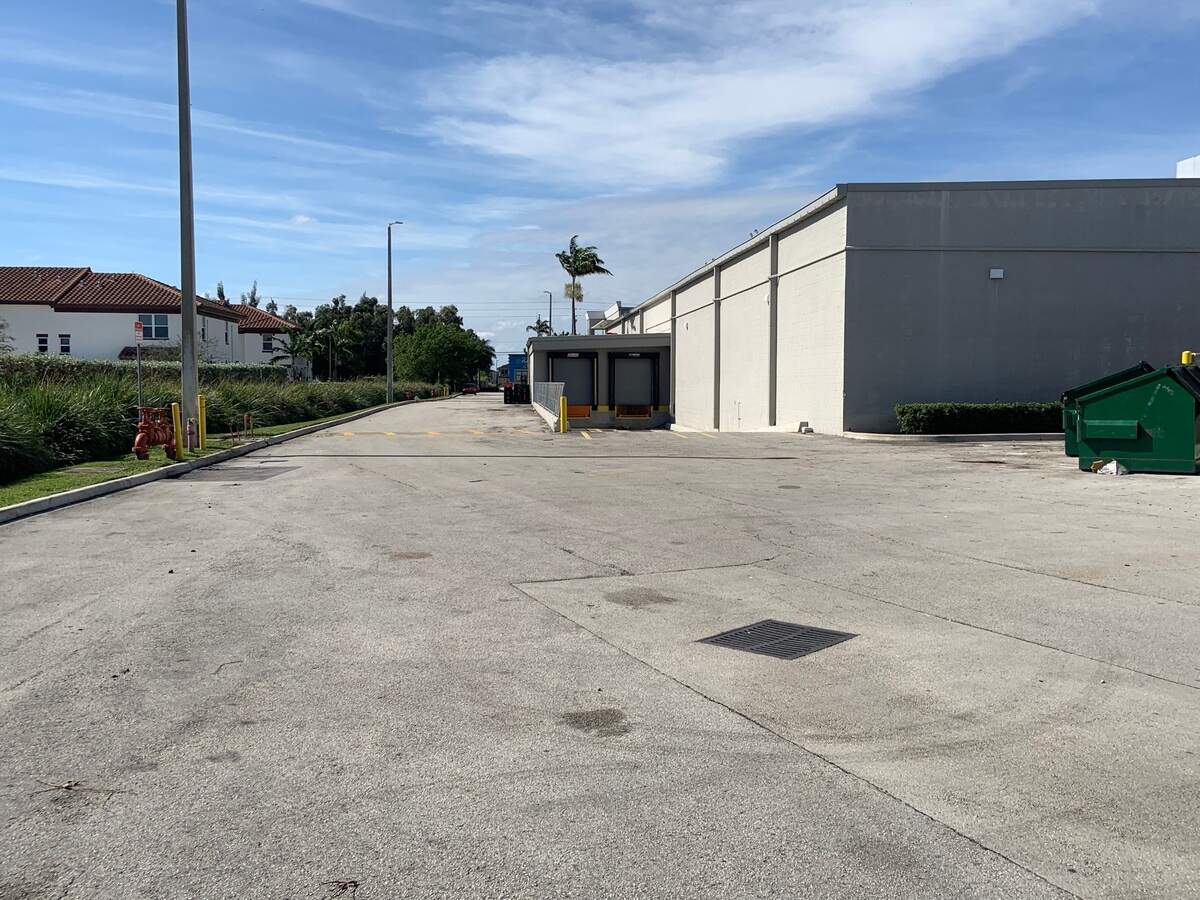 The rear of the Plaza Alegre strip mall.