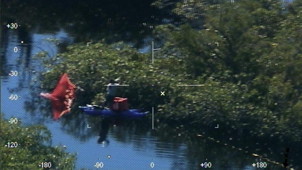 En esta imagen distribuida por los Guardacostas se percibe el momento en que sus agentes rescatan a un piragüista desaparecido en los Everglades de Florida.