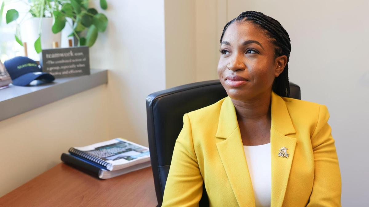 En dos años como directora de Desarrollo Económico, Rickelle Williams, de 36 años, está teniendo un gran impacto en la economía de Miami Beach. Williams fue fotografiada en su oficina el 14 de julio de 2022 en Miami Beach.