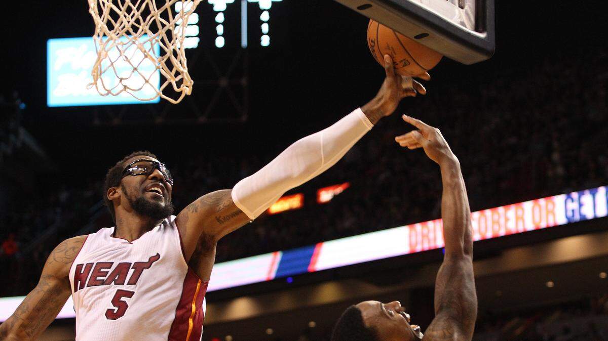 Amar’e Stoudemire, of the Miami Heat  blocked the shot of Jeff Teague of the Atlanta Hawks in the second quarter during the  game Miami Heat vs Atlanta Hawks in 2016 at  the AmericanAirlines Arena.