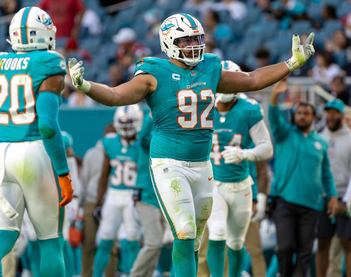 El tackle defensivo de los Dolphins, Zach Sieler, reacciona tras realizar una jugada en el partido contra los 49ers de San Francisco, el 22 de diciembre de 2024, en Miami Gardens, Florida.