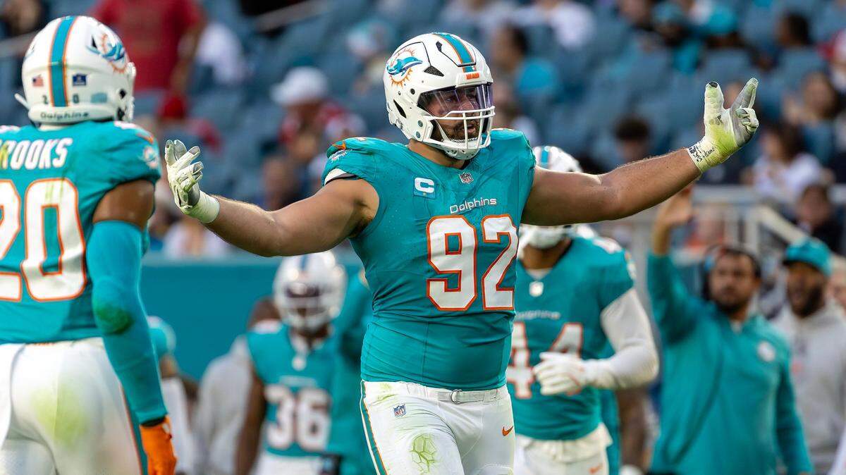 El tackle defensivo de los Dolphins, Zach Sieler, reacciona tras realizar una jugada en el partido contra los 49ers de San Francisco, el 22 de diciembre de 2024, en Miami Gardens, Florida.