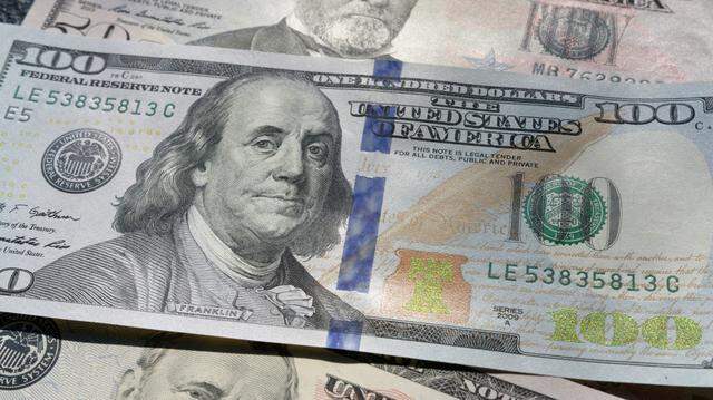 A bank employee sold customers’ identities as part of a plot to steal thousands from banks in Florida, Alabama, Iowa and Missouri, feds say.