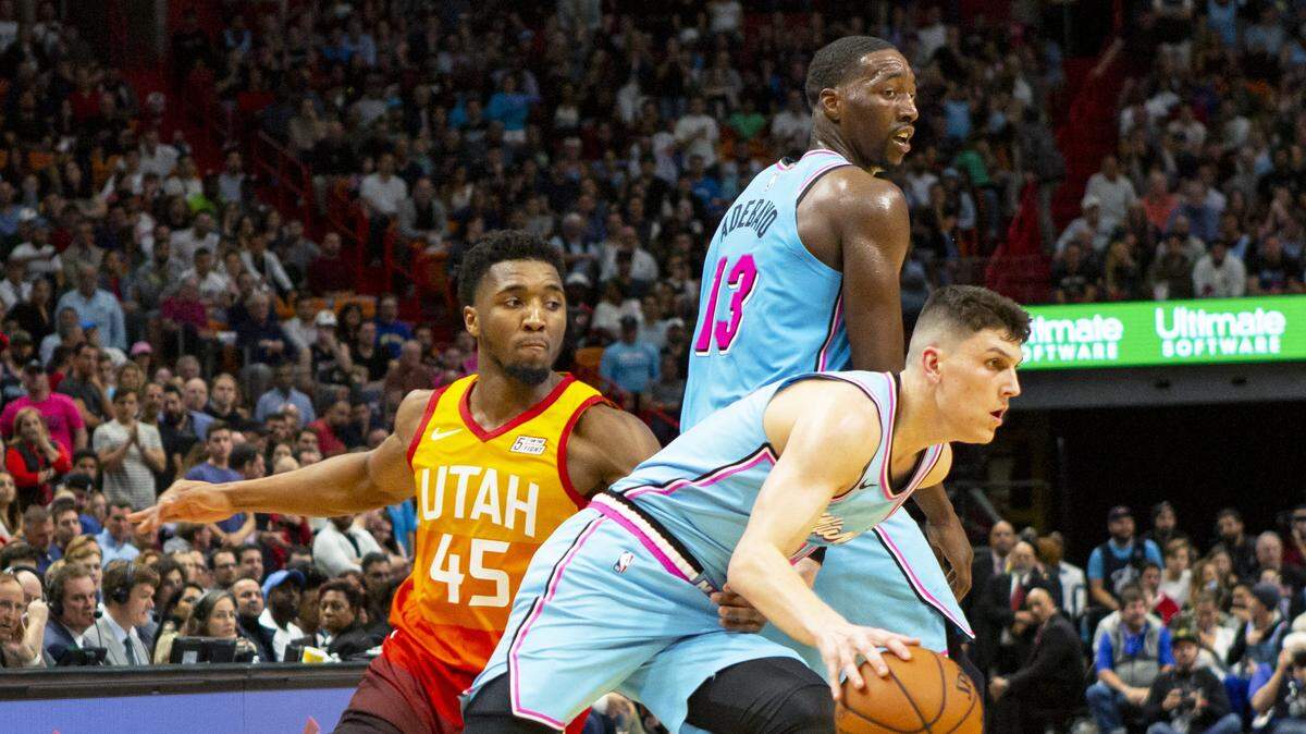 El escolta del Heat, Tyler Herro (14), deja detrás al defensa del Jazz Donovan Mitchell ayudado con una pantalla del centro de Miami Bam Adebayo, el 23 de diciembre de 2019.