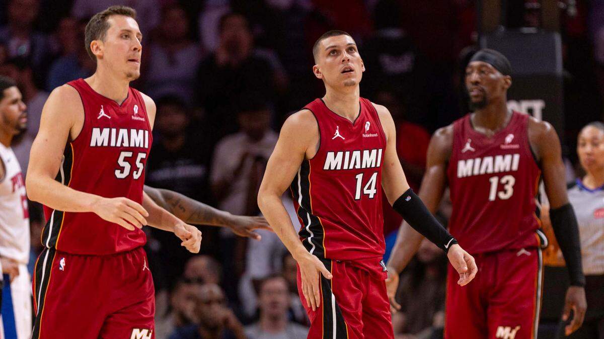 Los jugadores del Heat Duncan Robinson, Tyler Herro y Bam Adebayo (de izq. a der.) reaccionan tras una jugada en el partido contra los Pistons de Detroit, celebrado el 19 de marzo de 2025 en Miami.