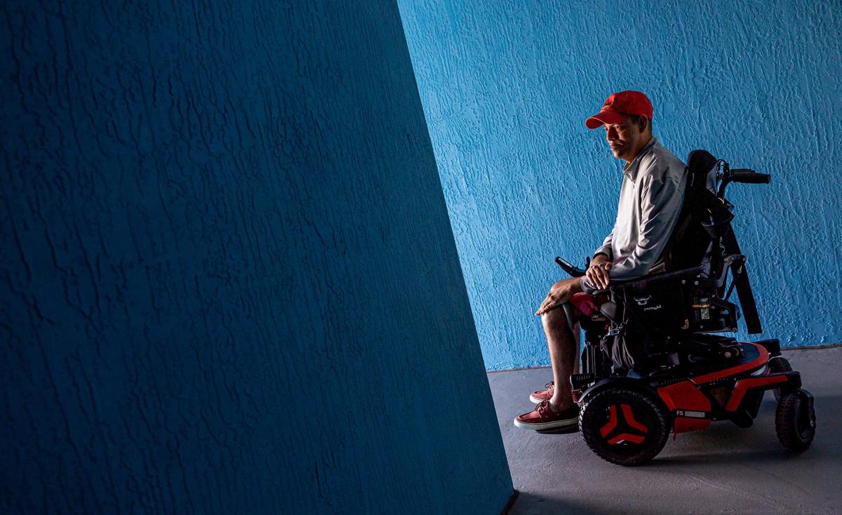 Gabriel Vergara, nacido en Colombia y de 44 años, tiene dos títulos de licenciatura y una maestría de la Universidad Internacional de Florida. A vergara le diagnosticaron distrofia muscular cuando tenía 11 años.