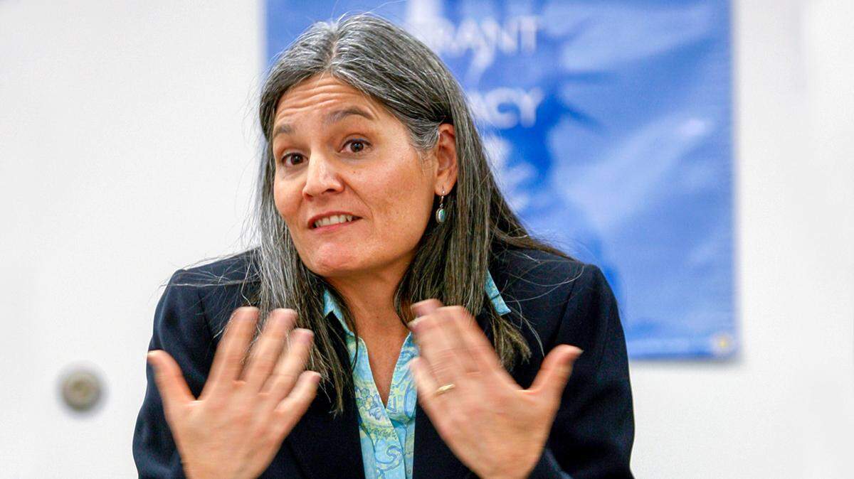 03/17/2009 Photo Roberto Koltun | El Nuevo Herald.

Susana Barciela  directora de políticas de Florida Immigrant Advocacy Center (FIAC ), habla  en la conferencia de prensa celebrada en las oficinas del Florida Inmigrant Advocacy Center, donde se hablo sobre la negligencia en la atención médica a los inmigrantes que están detenidos en cárceles del condado