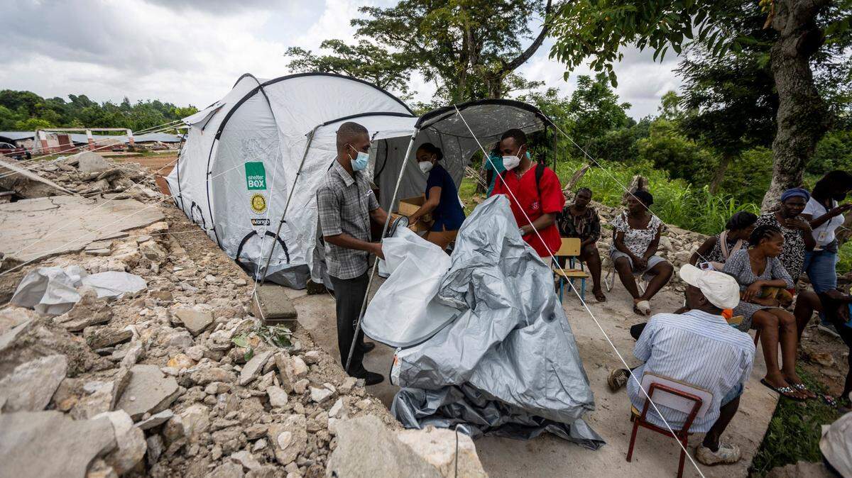 En esta foto de archivo, estudiantes de Medicina montan su tienda de campaña cerca de una escuela derrumbada en Marceline, Haití, el 18 de agosto de 2021, tras un devastador terremoto. Timothee Jean-Jacques, Ruben Thissac Pierre, Rose-Milord Celestin, Medgina Felix y Wonston Raphael usaron su propio dinero para comprar material médico y se trasladaron con él a Marceline para ayudar a las víctimas del terremoto.