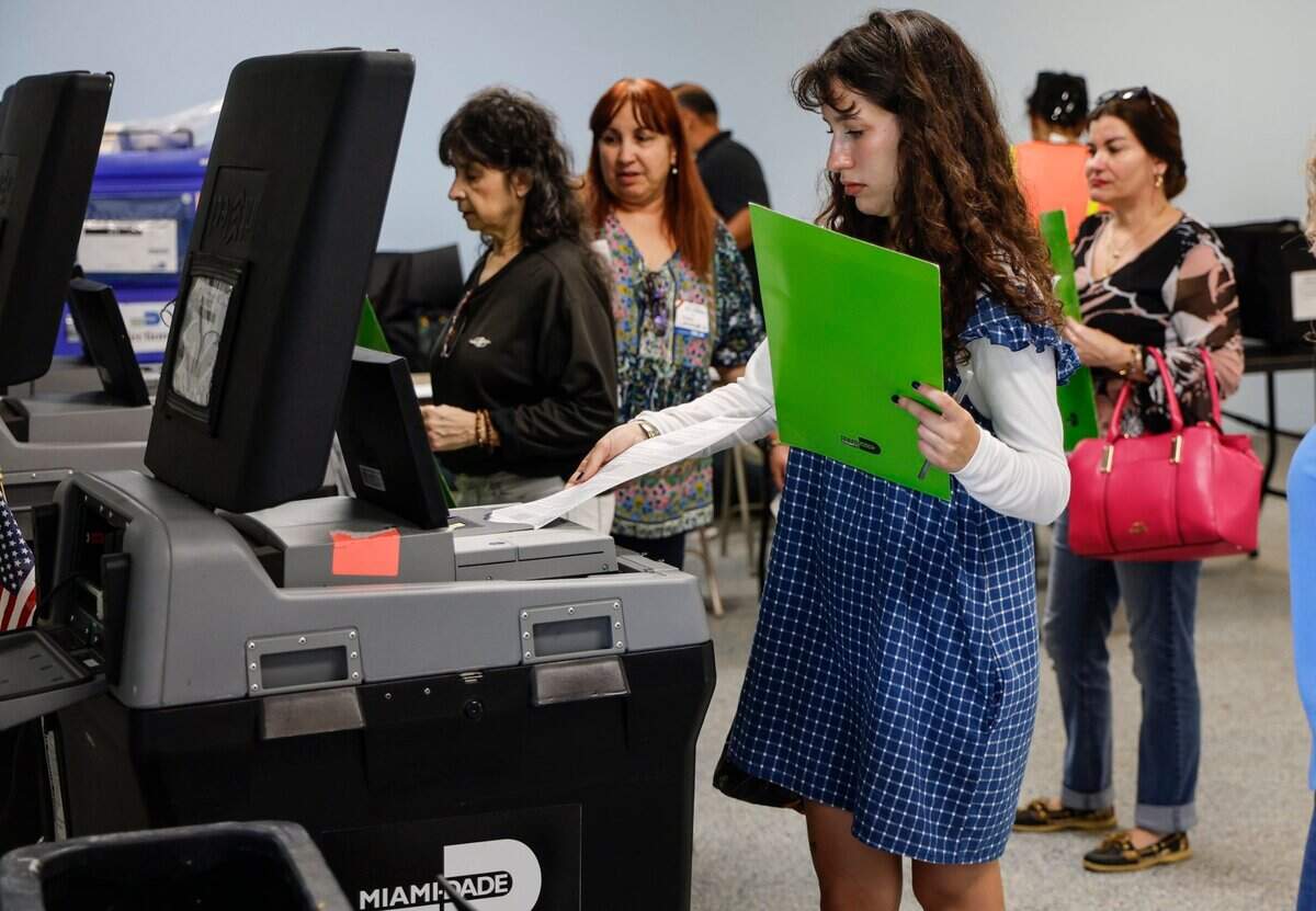 Ada García, residente del área de La Pequeña Habana de Miami, registra su voto en el distrito electoral 573 en el Centro de Recreación René Janeiro en el Parque Shenandoah durante el día de las elecciones en Miami, Florida, el martes 5 de noviembre de 2024.
