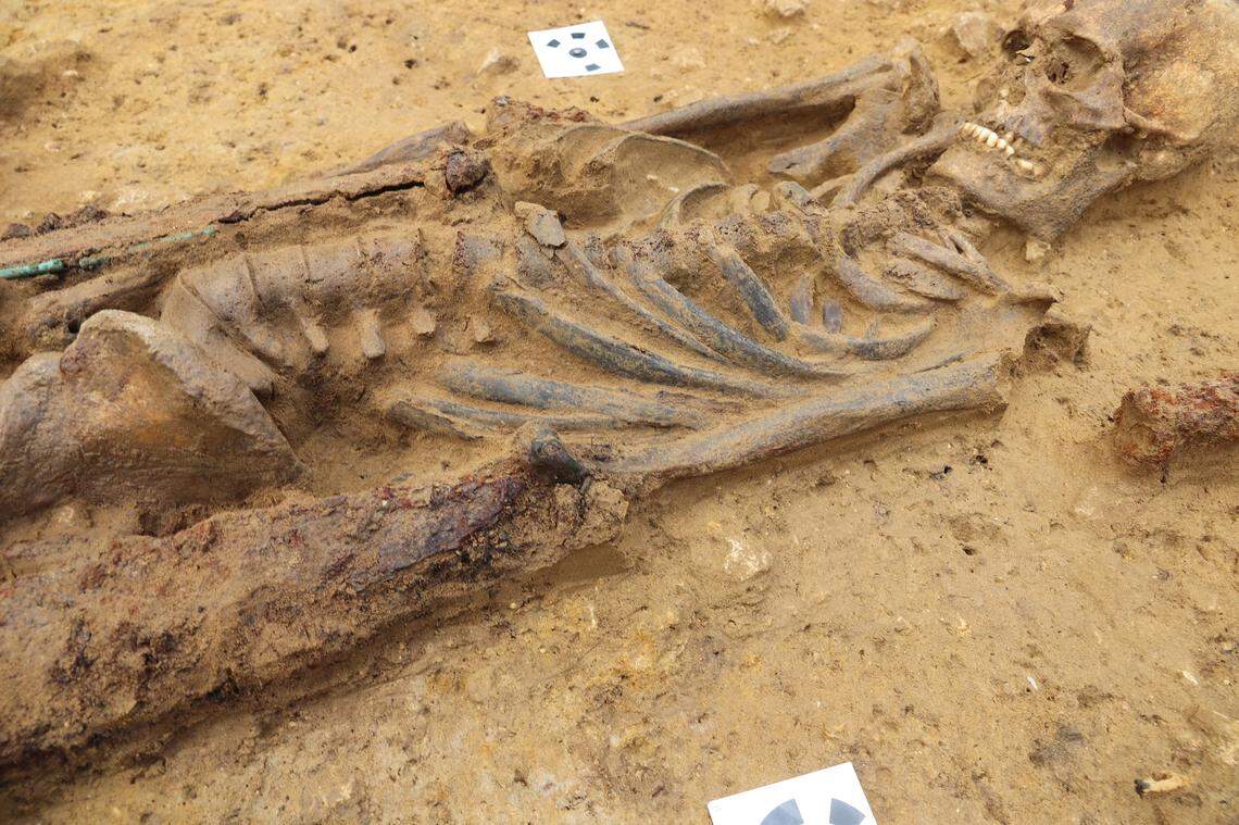 A close-up view of the warrior’s grave from the deceased’s left-hand side.