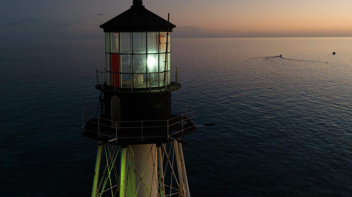 Una luz brilla en la sala de la linterna del Faro Alligator Reef, el viernes 6 de octubre de 2023, en los Cayos de la Florida frente a Islamorada, Florida. Fundado en 1873 y bautizado con el nombre de una goleta de la Marina estadounidense que encalló en 1822 y se hundió en el arrecife, el faro no brillaba de noche desde hace más de una década.