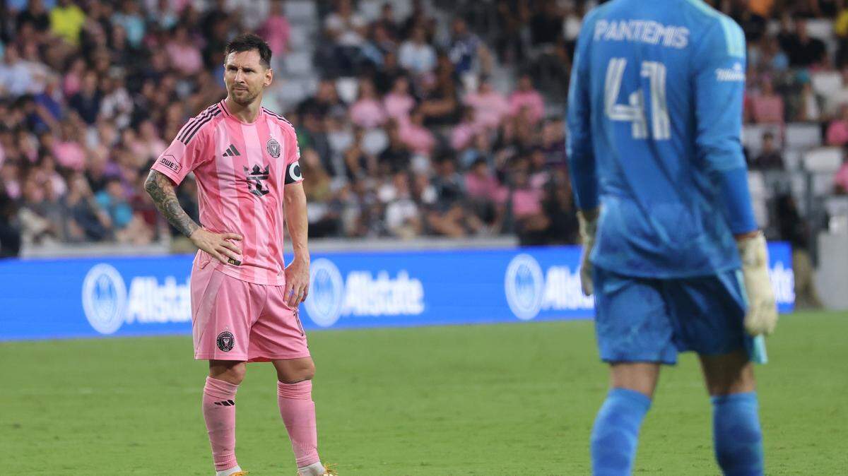 El delantero del Inter Miami Lionel Messi mira hacia el lado norte del NU Stadium donde el grupo de  aficionados que integran La Familia corean su descontento con los jugadores del equipo, el 17 de mayo de 2026 en Miami. 