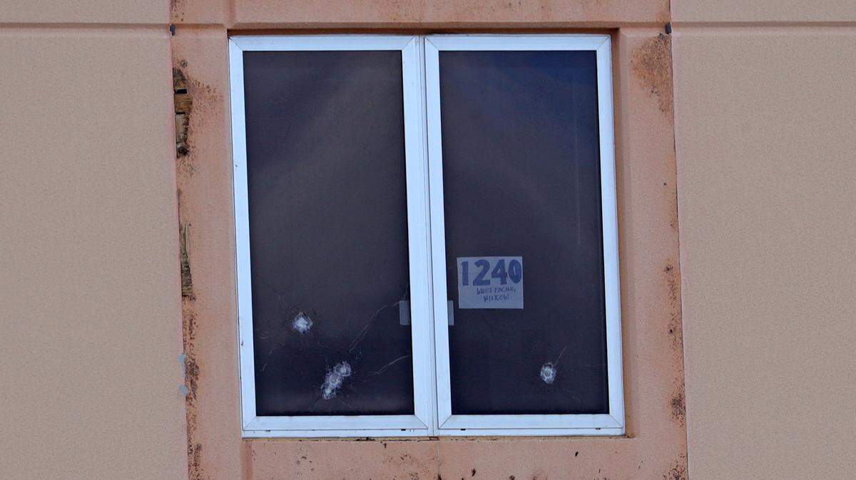 Ventana del tercer piso de la escuela secundaria Marjorie Stoneman Douglass con cinco agujeros de bala. . Amy Beth Bennett South Florida Sun Sentinel