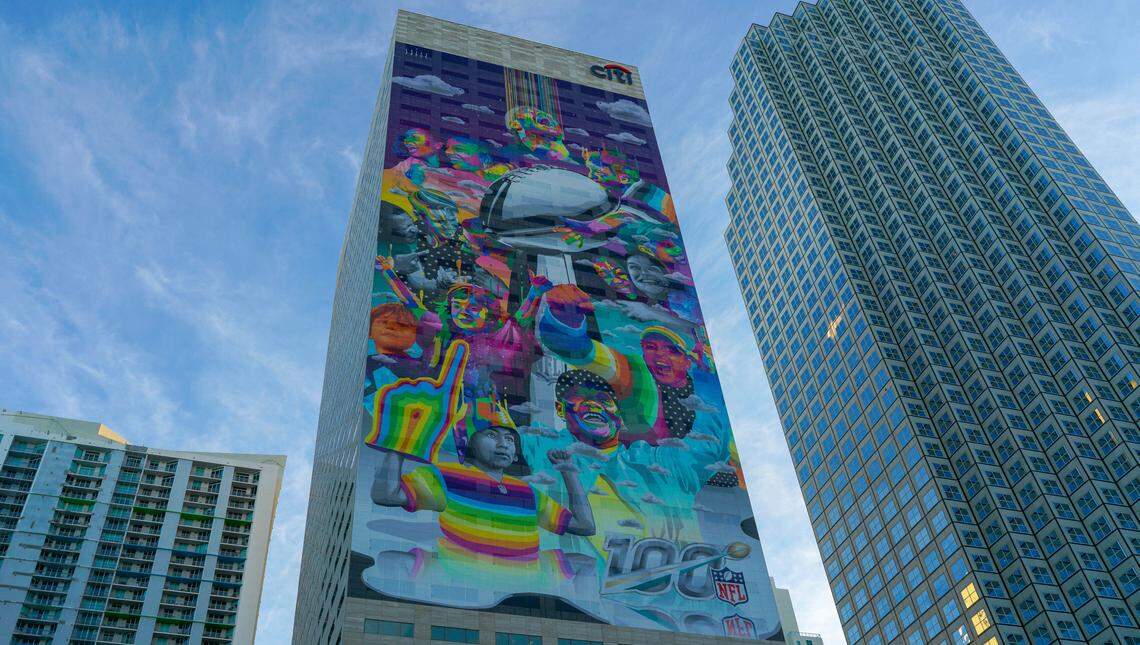 Dasic Fernandez, an artist from Chile, created a mural, centered on the Vince Lombardi Trophy, that covers 27 floors of the Citigroup Center building in downtown Miami.