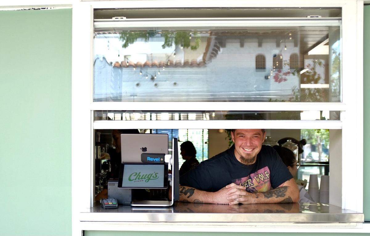 El chef Michael Beltrán sonríe desde la nueva ventanita de su restaurante cubanoamericano Chug's Diner en Coconut Grove.